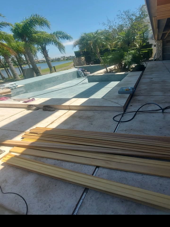 Piscina com Borda Infinita de Frente para o Lago
