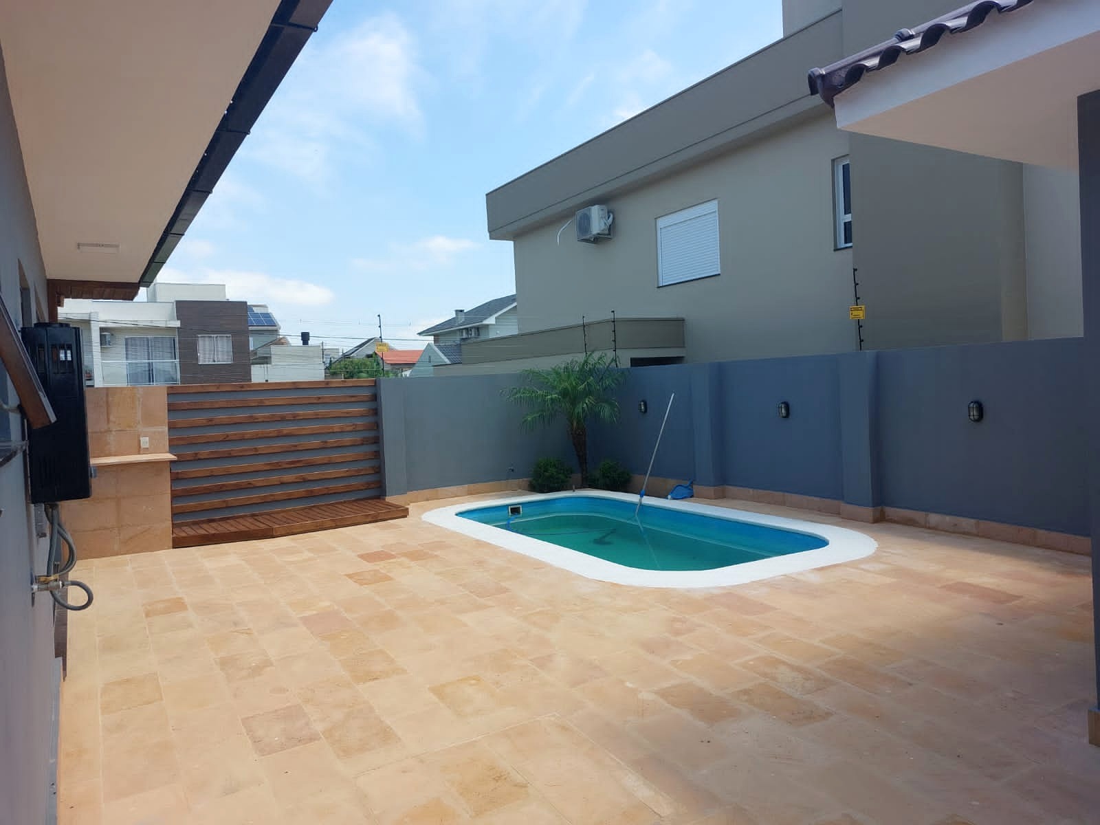 Área de Lazer com Piscina e Deck Pronta para Morar