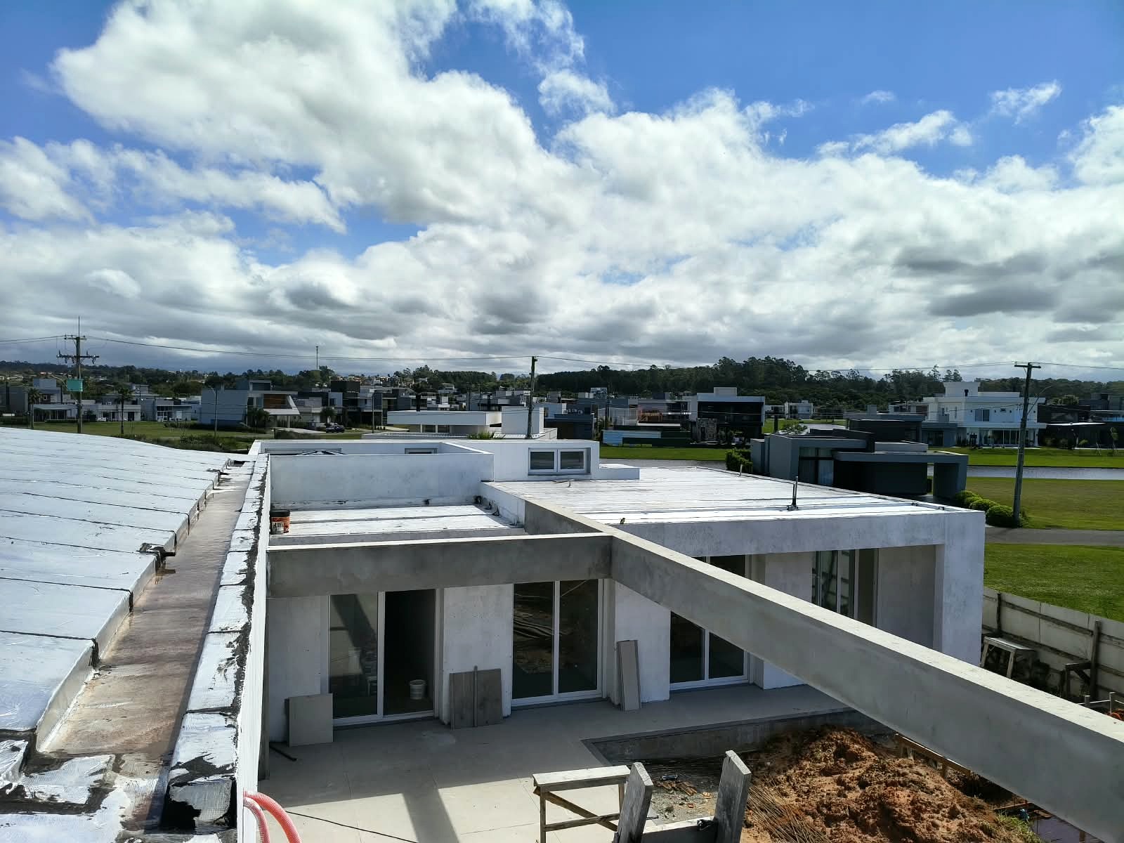 Vista Aérea da Laje e Telhado no Condomínio